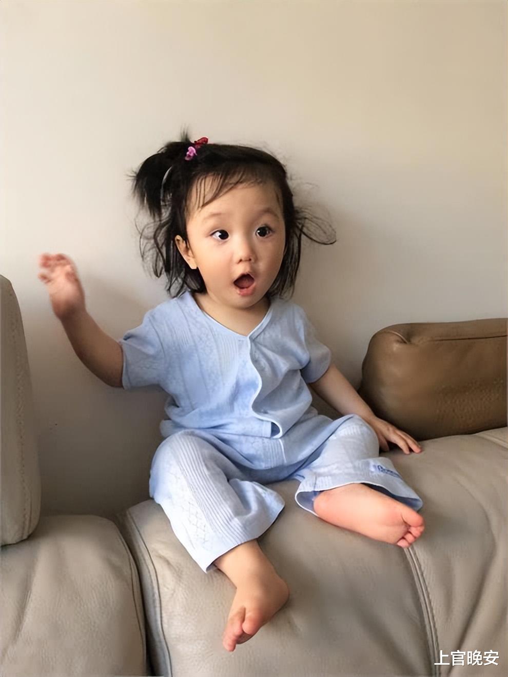 张丹峰和洪欣的10岁女儿好漂亮,小小年纪就继承了爸妈的高颜值