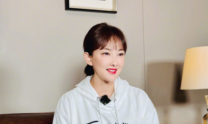 50岁牛莉整容!尖下巴朝天鼻网红脸,镜头凑近也太吓人了!