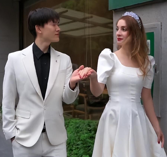 湖北小伙被外国美女模特倒追，生下两个混血女儿，大女儿超像杨幂