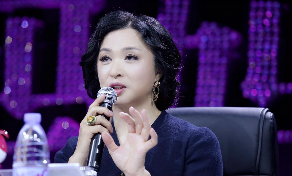 徐娇的泳衣、热依扎的吊带,这些女星的穿衣自由究竟有没有错