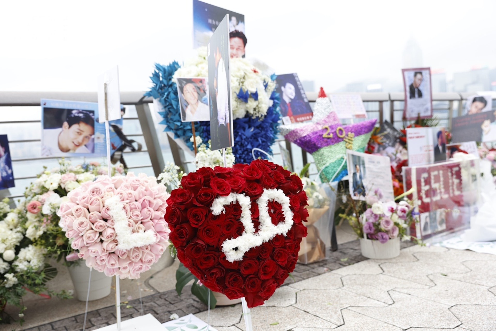 张国荣|张国荣悼念现场一片花海云集上千歌迷,黎明张卫健梁咏琪等人现身