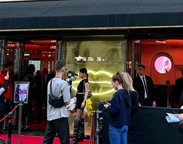 被前夫称“矮小黑”，人品差素质低没有艺德，到底是谁在给她撑腰