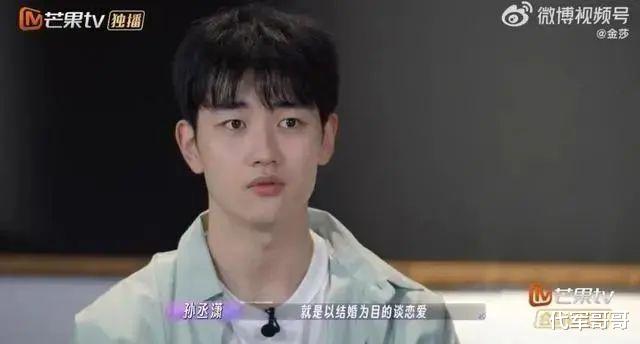 42岁金莎与小19岁男友秀恩爱，甜蜜惹人羡，网友评论亮了！