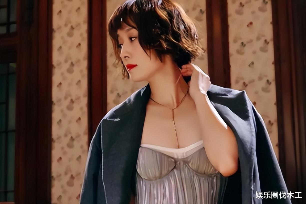 马伊琍|马伊琍俩女儿罕露面！14岁艾玛张开撞脸孔孝真，小女儿眉眼间像爸