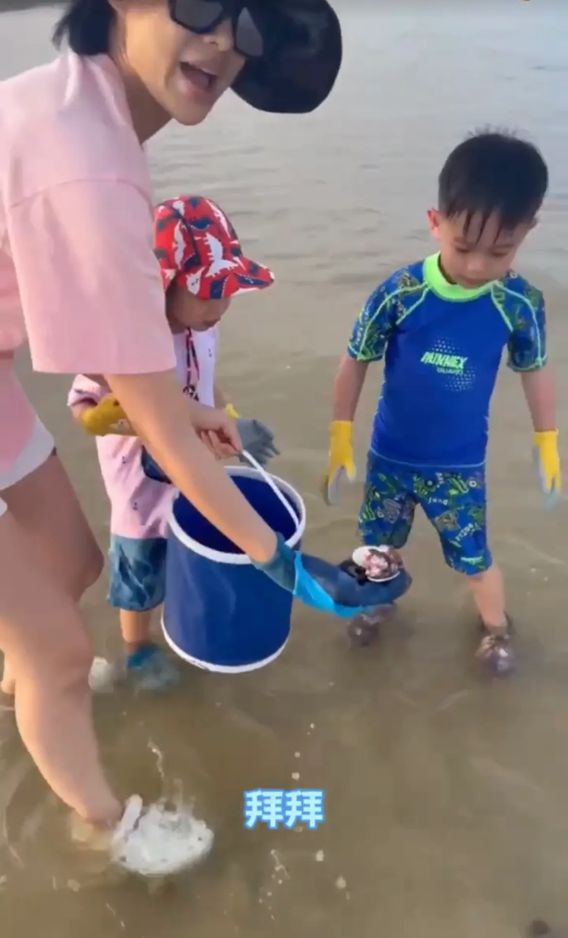 胡杏儿带俩儿子厦门赶海，奕霆奕霖赶海造型可爱十足，简直超欢乐