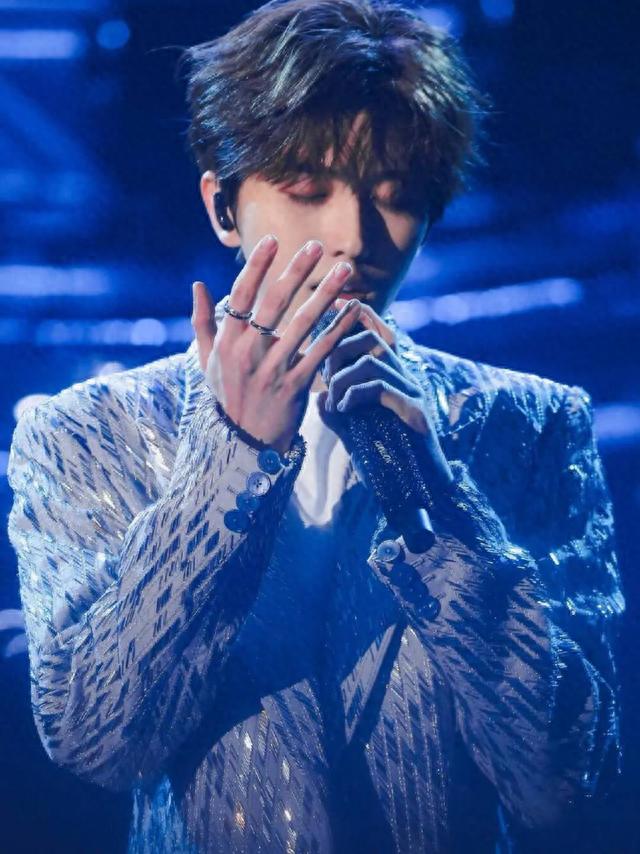 厚颜无耻!一首代表作都没有,却被捧成歌坛顶流,这些小丑羞不羞