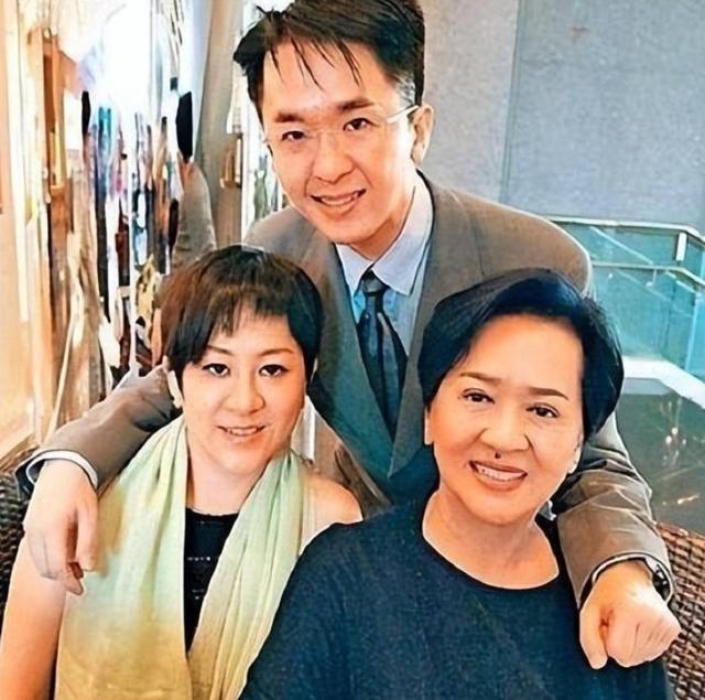 邓兆尊:三女共侍我,每人每月拿50万工资,每周还有一天休息时间