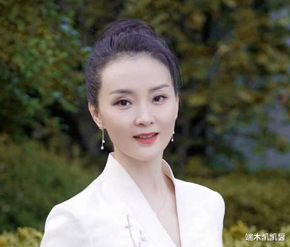 王艳近照老到认不出，头发变白瘦出排骨胸，婆婆去世后疑净身出户