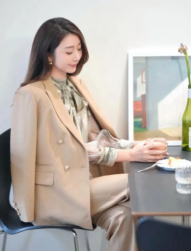 今天的职场穿搭,干练的卡其色西装套装,刚柔并济的职场女性