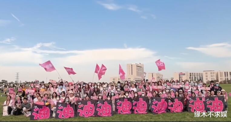 迪丽热巴杨紫齐聚ELLE红毯，一个明艳如女帝，一个被嘲像丫鬟！