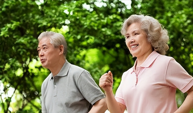 双脚一旦出现4种异常，十有八九是血管堵了，拖久了会变成大病