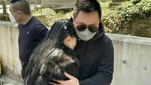 |蔡天凤妈妈和女婿合影太亲密，两人公开照片毫不避嫌引起大家误会