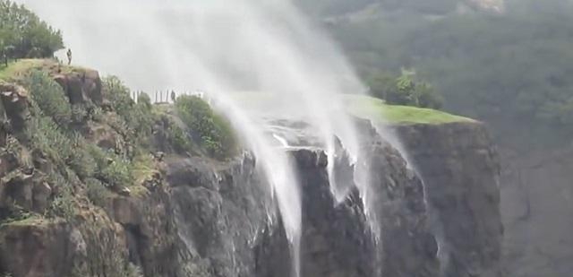 白族|地球上重力失常的地方，水往天上流，车往山顶溜