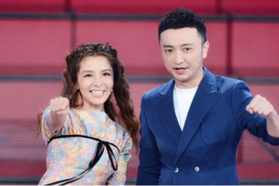 央视尼格买提“原形毕露”?与女主持人亲吻暧昧,狐狸尾巴藏不住