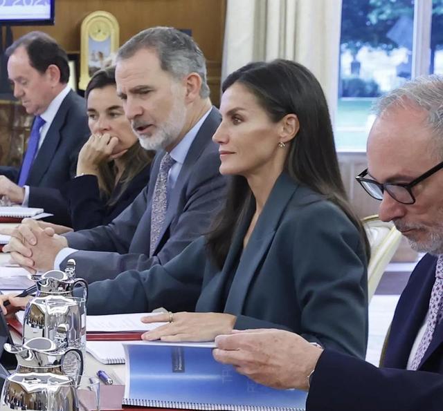 穿衣搭配|西班牙王后时尚优雅两不误,一周穿搭知性大方,带女儿追星了雷神