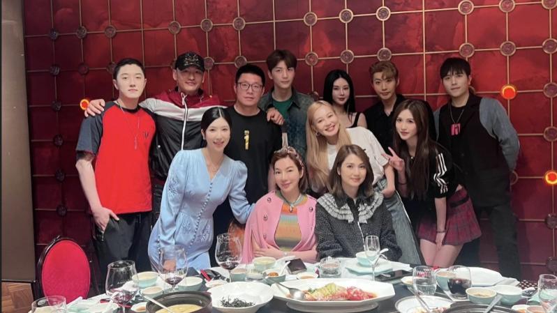 洪欣|51岁洪欣婚变风波后疑首现身，带22岁儿子聚会，未戴婚戒容光焕发