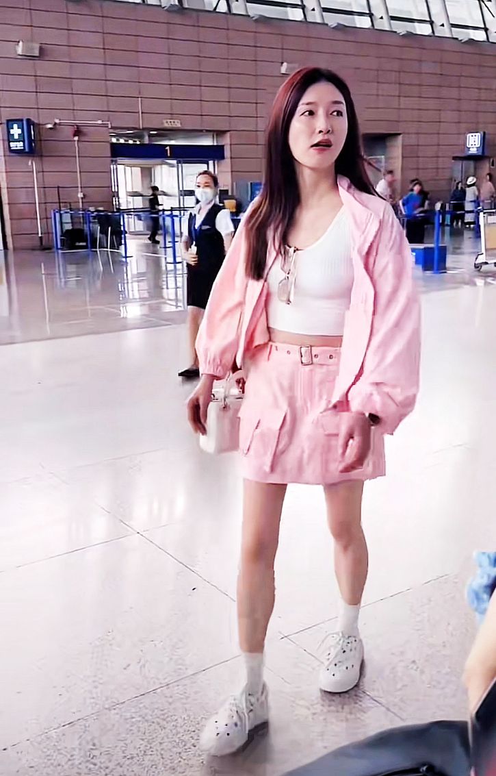 36岁江疏影现身上海,露脐装展现完美身材,皮肤白皙几近素颜出镜