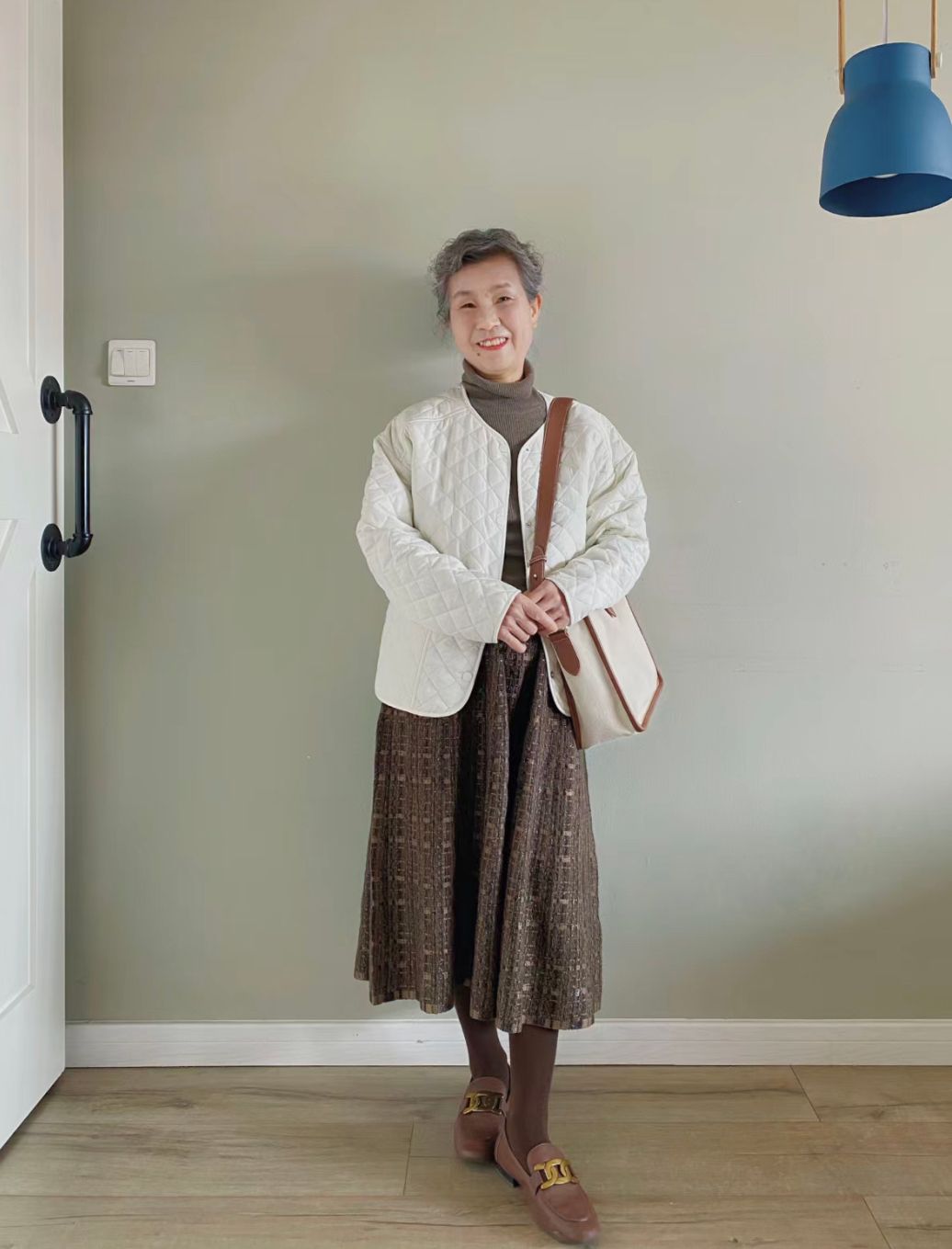 女人到了五六十岁，尽量别染白发、不穿老年装，老了依然优雅高级