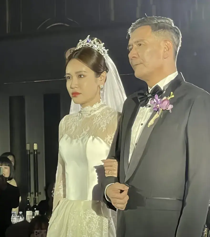 姚安濂：与妻子离婚后，一个人带着女儿生活，如今咋样了？