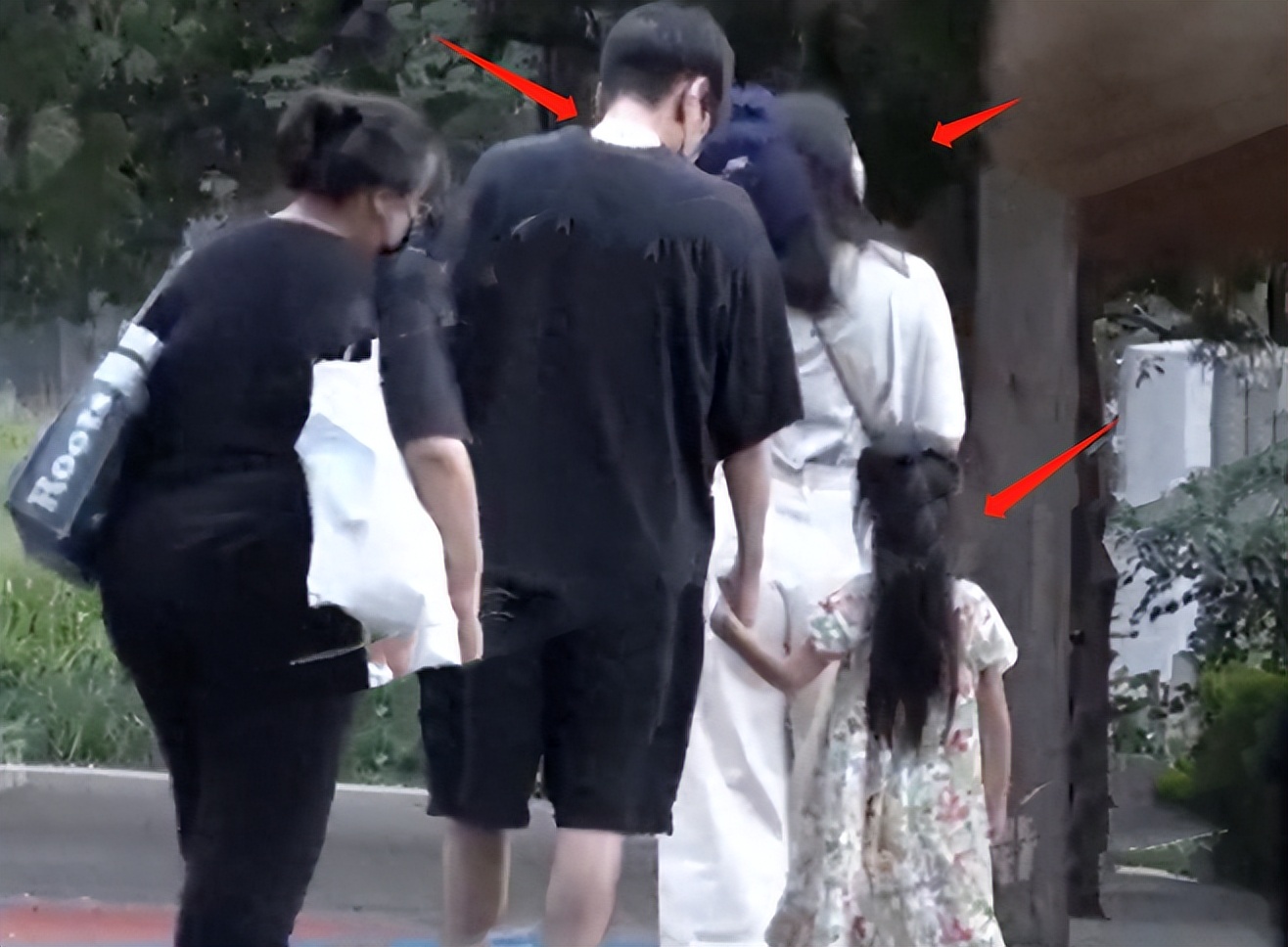 高圆圆夫妇合体接娃,4岁女儿气质好,路人镜头下又现“照妖镜”