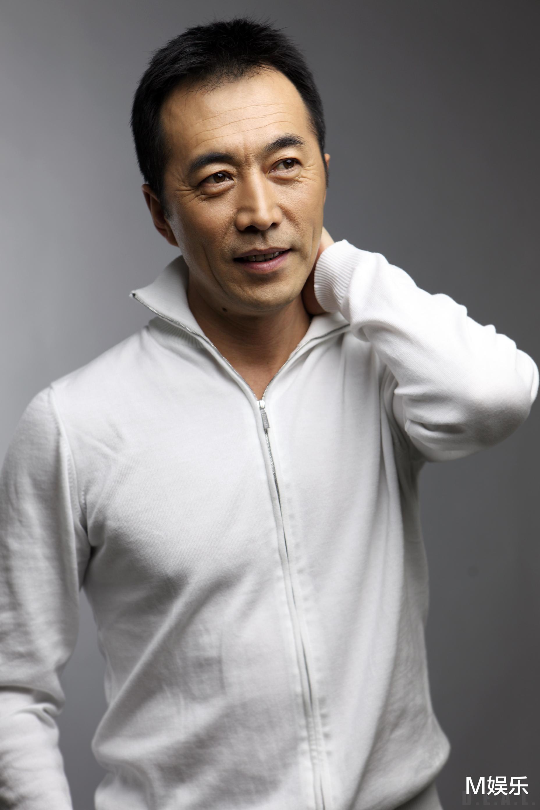 郑晓宁|演员郑晓宁:爱慕萨日娜20年,两度娶娇妻,62岁下场太凄惨!