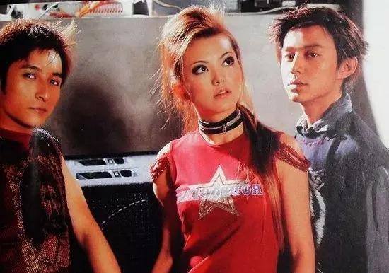 何炅|事实证明,何炅护了20年的4兄妹,一个个都是“白眼狼”