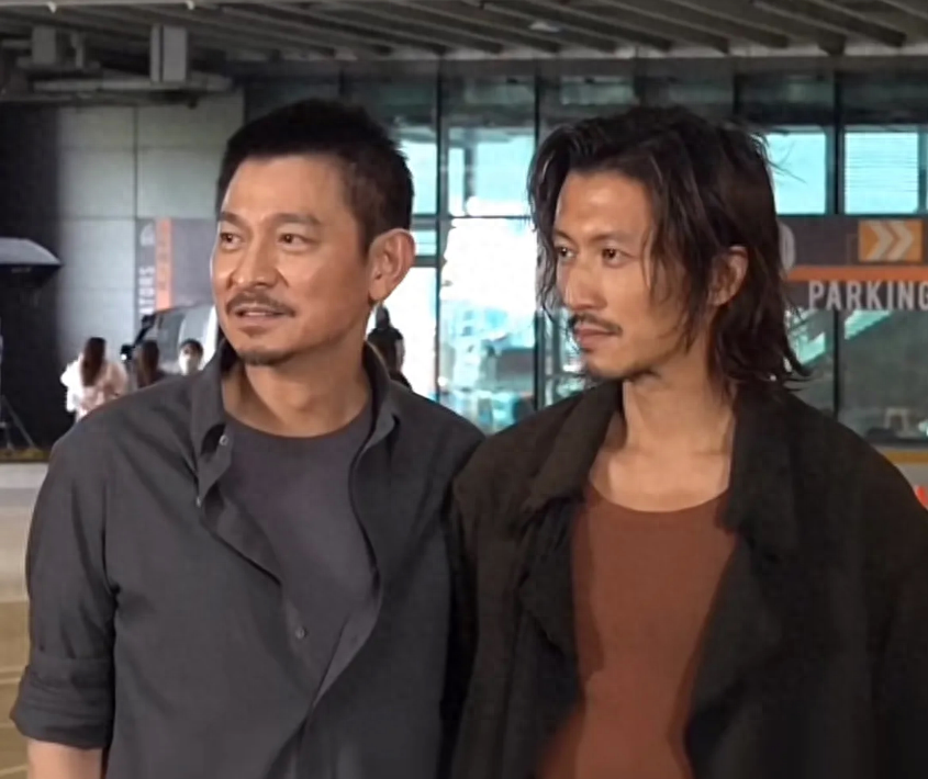 刘德华谢霆锋合影，年龄相差19岁状态像同龄人，网友：谢像失恋了