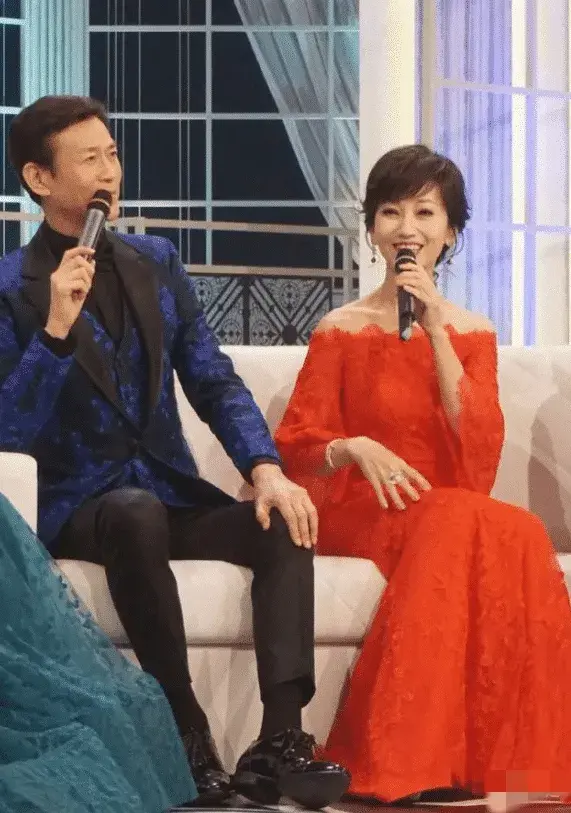 郑少秋一家三口罕合体,他76岁仍风度飘飘,58岁娇妻仍貌美如花