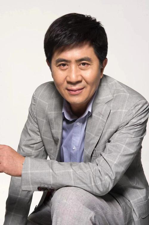 演员郭凯敏：与相伴6年张芝华离婚后，转身娶尤勇前妻，终获幸福