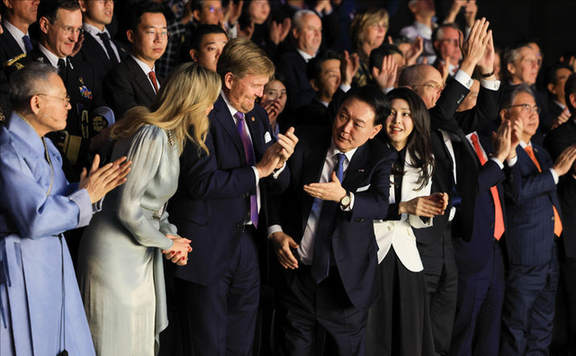 韩国夫人访问荷兰第二天!穿黑白配闪耀音乐会,荷兰王后斗篷赢了