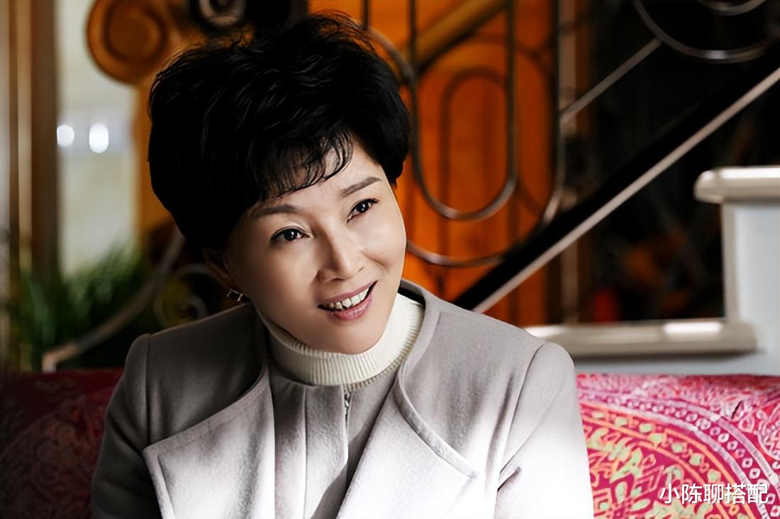 “国民老妈”专业户朱茵:64岁穿花穿素都优雅,妈妈们照穿就行