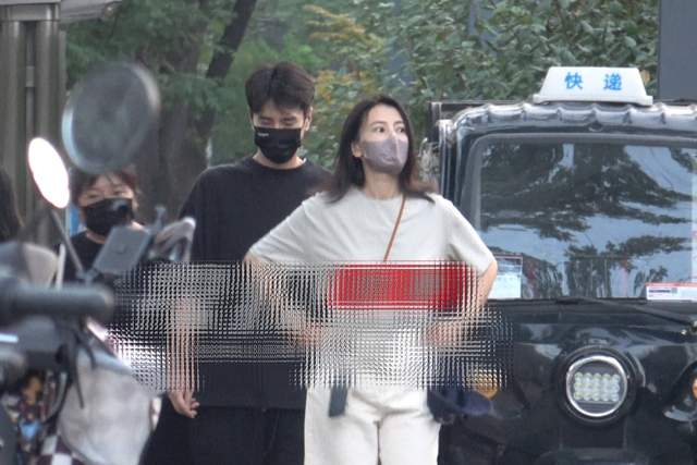 赵又廷手挽高圆圆接孩子,4岁女儿女神范初显,更粘爸爸父女情深