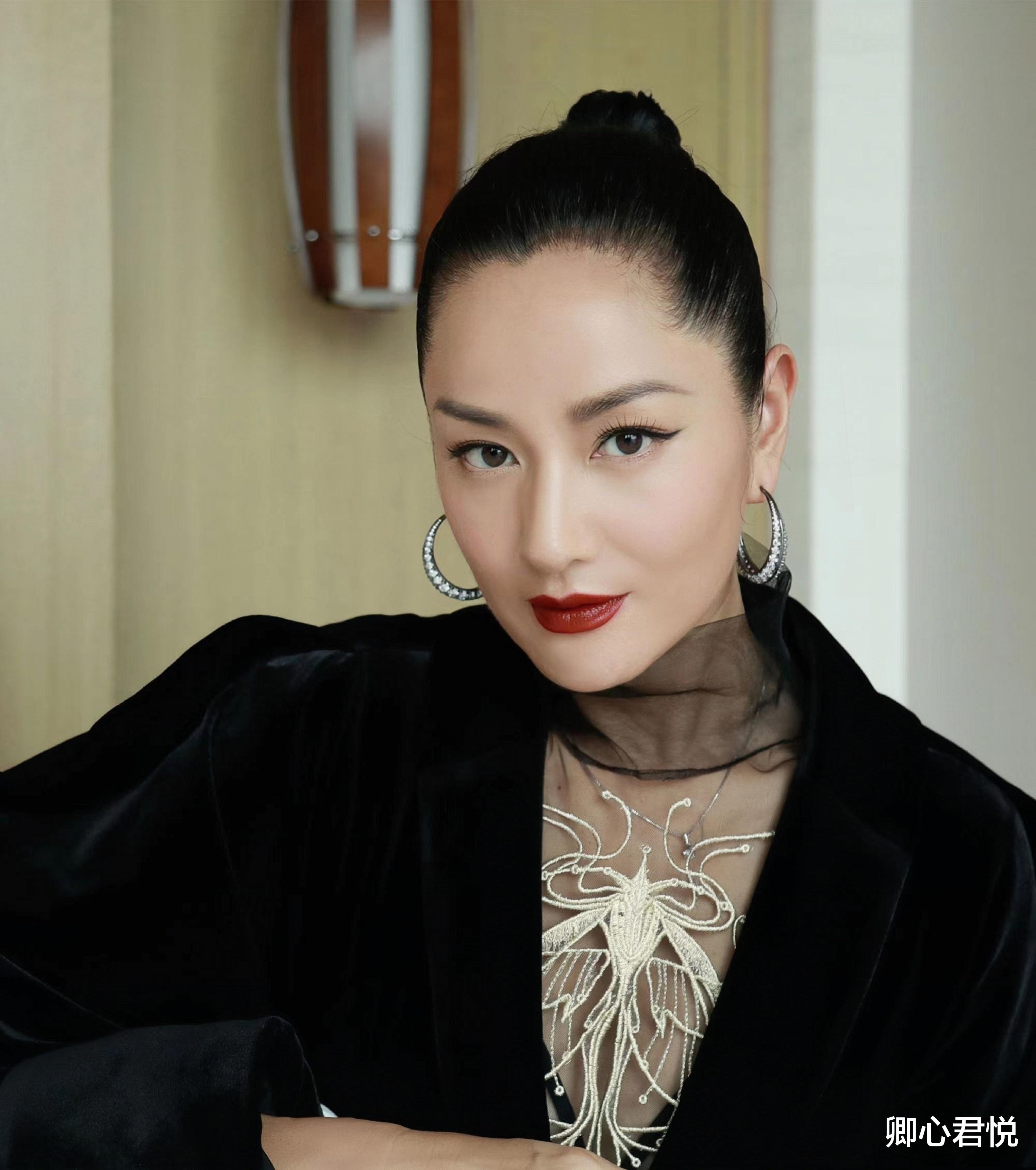 |这一次,52岁“飒姐”瞿颖惊艳众人,只因她的3个青春秘诀