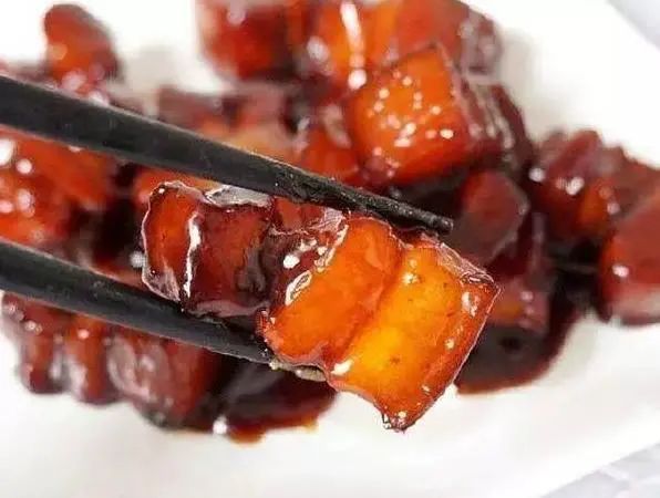 |颜色红亮，软糯鲜香，这道入口即化的红烧肉太适合做晚餐了！