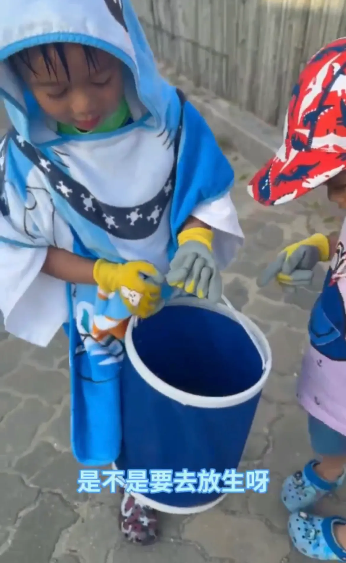 胡杏儿带俩儿子厦门赶海，奕霆奕霖赶海造型可爱十足，简直超欢乐