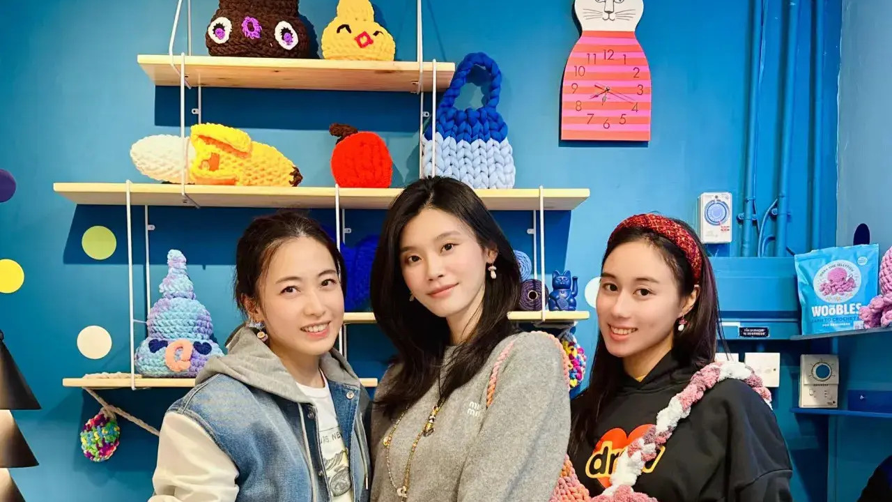 何超欣为奚梦瑶引荐甘比母女，姑嫂现身针织坊打卡，四人亲密同框