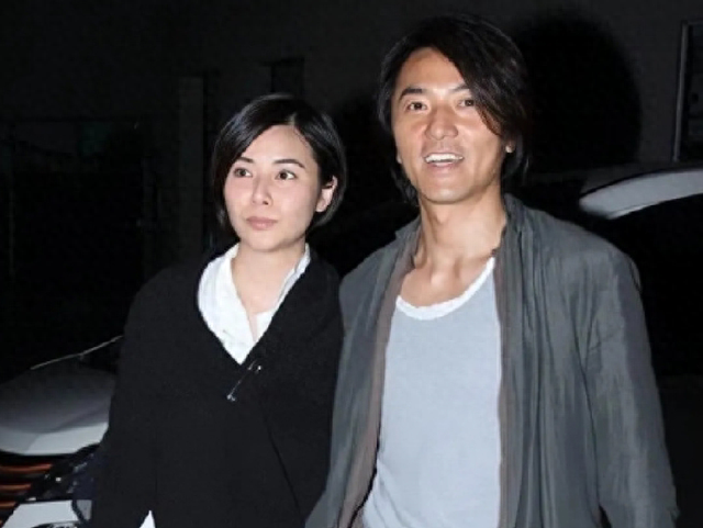 真把自己当日本人了？郑伊健中国开演唱会，老婆发言却全程讲日语