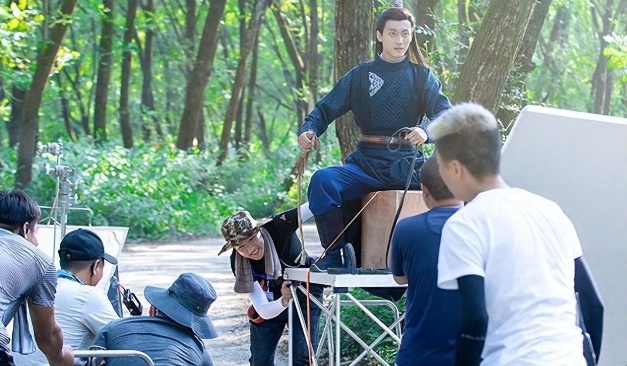 难怪电视中只有上半身,镜头下移后,是观众们不能看的尴尬画面