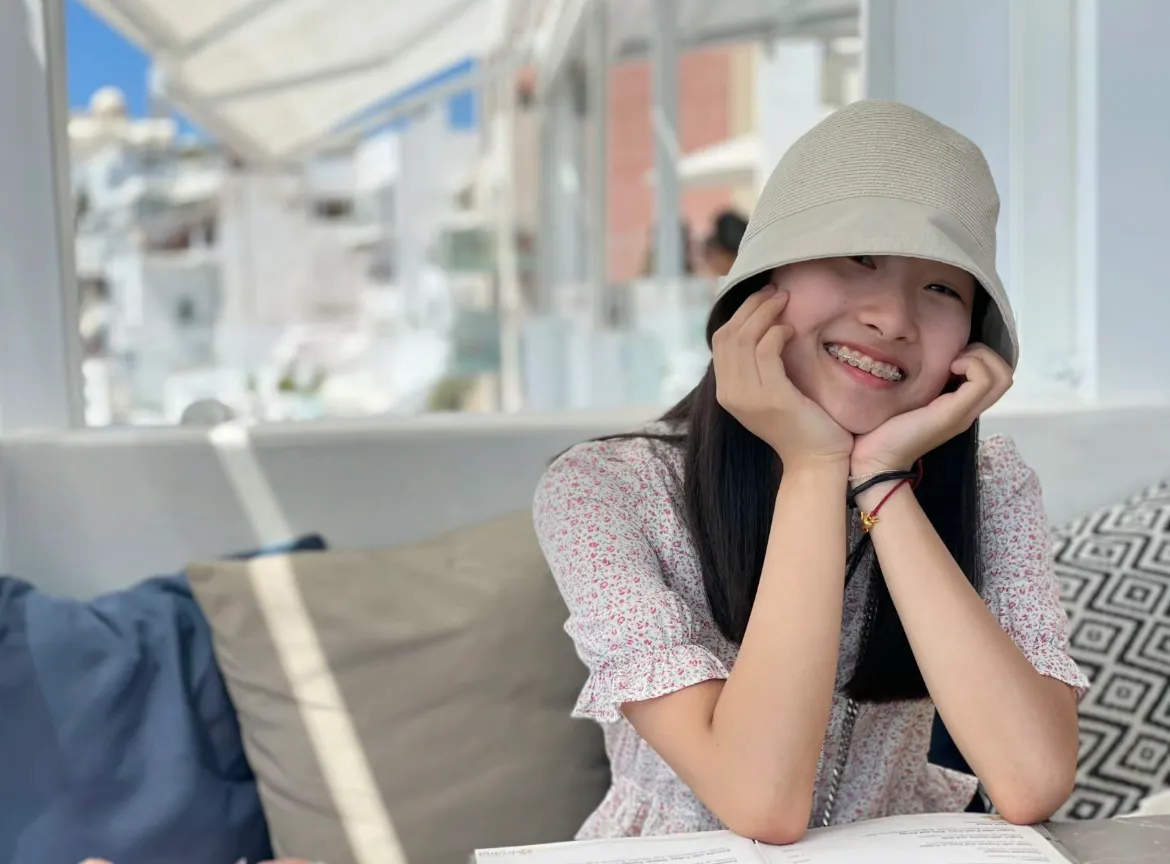 马伊琍大女儿晒出游照，15岁爱马继承妈妈颜值身材，穿红裙好漂亮