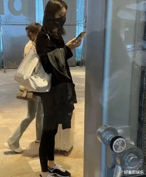 奚梦瑶|偶遇奚梦瑶港大上课!生娃后依旧超瘦,一双大长腿十分抢镜