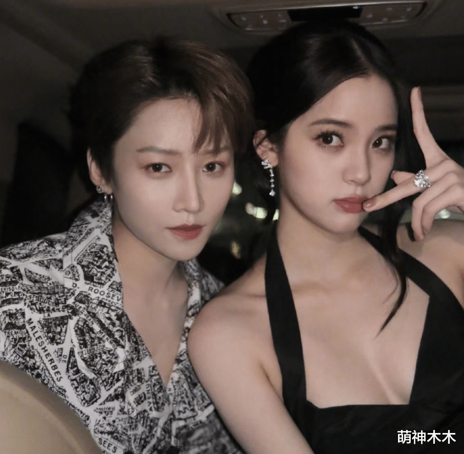 惠英红|众星分享微博之夜候场状态：惠英红宋佳打牌，王鹤棣檀健次合影