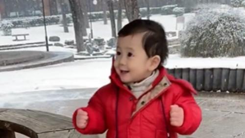 55岁蔡国庆晒父子玩雪照被疑有三胎，小宝宝自带微笑唇，颜值超高