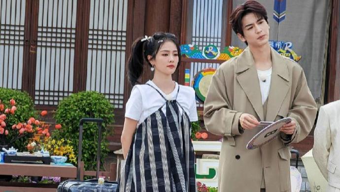 范丞丞|《奔跑吧》白鹿张凌赫开局就被弹脑门，范丞丞凭实力花光团队经费