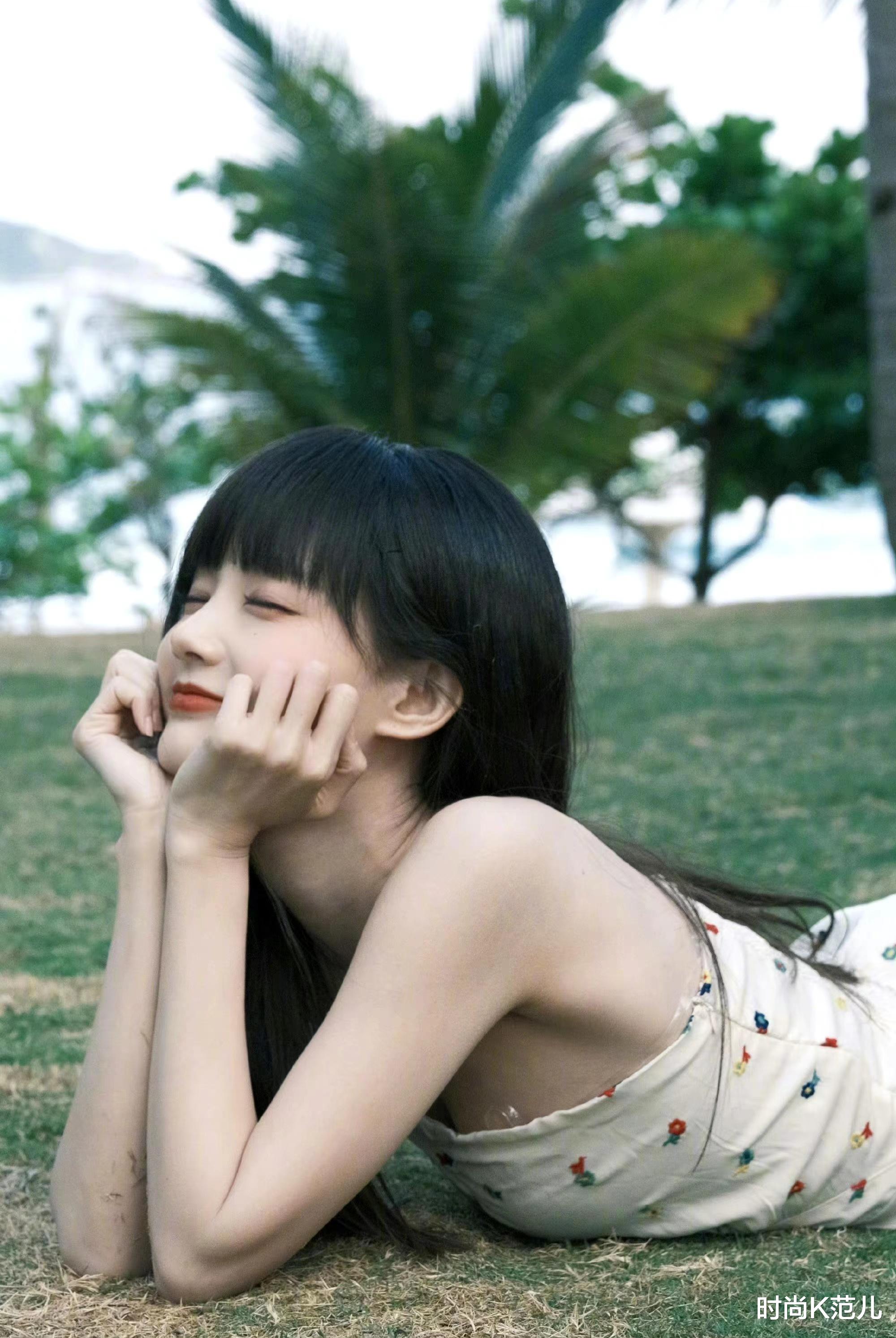 李一桐 李一桐度假风造型,抹胸碎花裙搭齐刘海发型,清纯甜美似初恋!