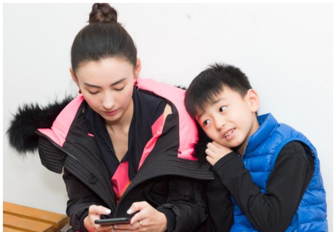 张柏芝|谢霆锋每年给8000万抚养费，张柏芝为何还拼命赚钱