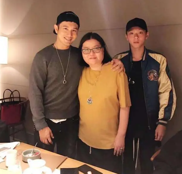 |陈宝莲21岁儿子正式出道!纹花臂打耳洞太前卫,养母是王菲经纪人