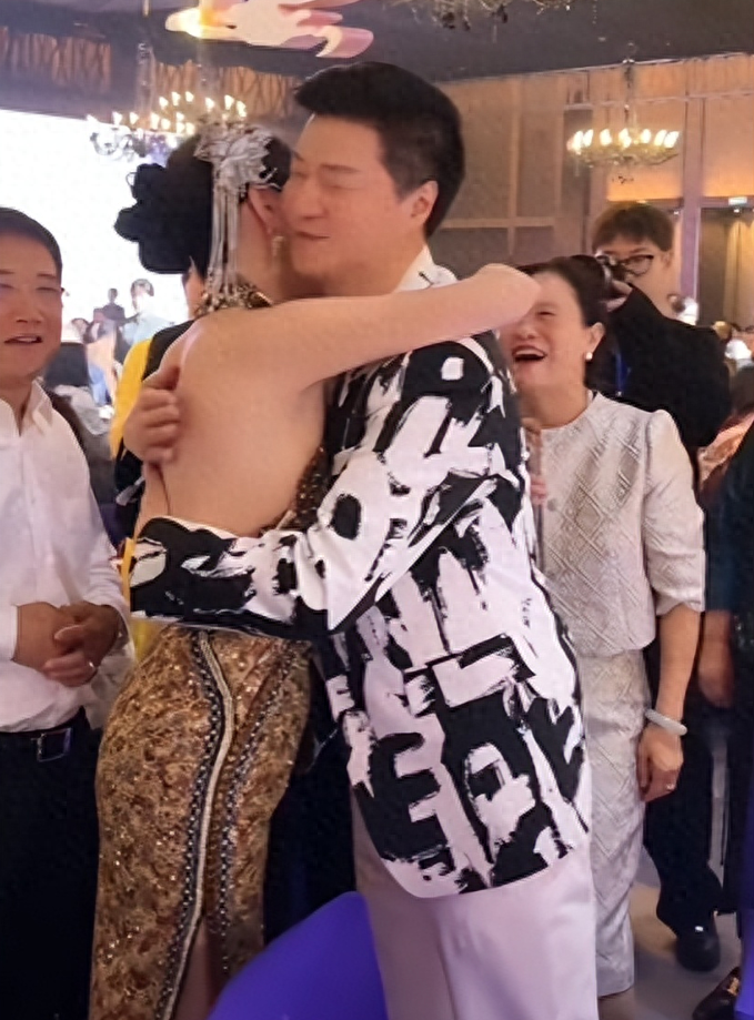 范冰冰72岁父亲引争议,试图亲吻新娘未果,颜值如返老还童