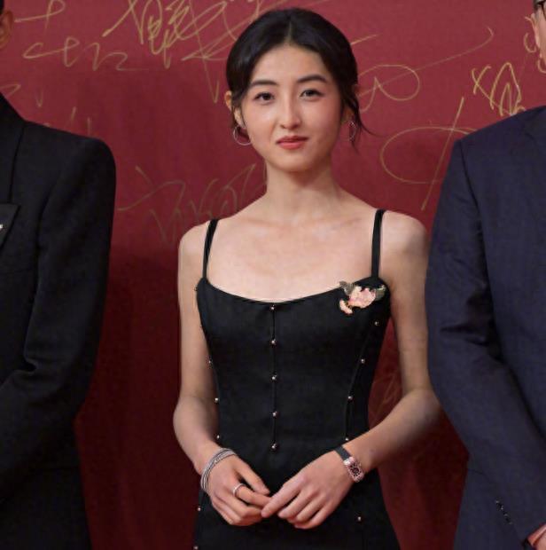 上海这一夜,她站在舒淇身边露腿露胸,还是不及倪妮性感