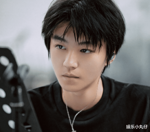 王俊凯恋情升级!陷睡粉风波,女方公开秀恩爱被发现,狗仔已认证