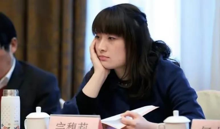 69岁王健林负债千亿，现身寺庙骨瘦如柴，王思聪仍与网红打得火热